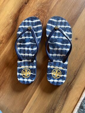 Tory Burch Navy and White Tie-Dye Flip Flops with Gold Emblem size 7